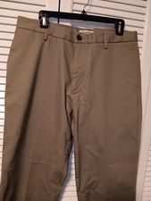 Dockers Signature tan Khakis Pants Men's Size 33 x 30 Flex Stretch Straight Fit