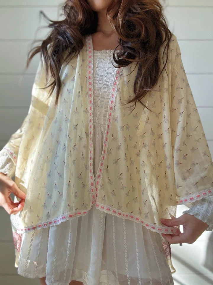 Mantón Komino vintage hecho a mano transparente amarillo suave Foto 3 de 4