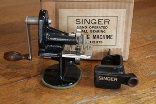 Vintage Singer Ball Bearing Hand Operated Pinking Machine 121379 with clamp