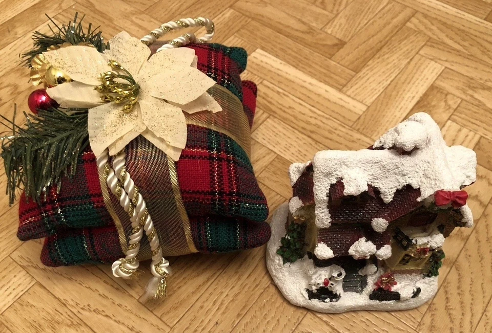 Weihnachtsdekoration- Dekokissen ca. 14 x 14 x 9 cm- LED- Haus