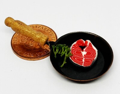 Puppenstube Lachssteak in einer Pfanne mit Kräutern Küche Maßstab 1:12 Tumdee