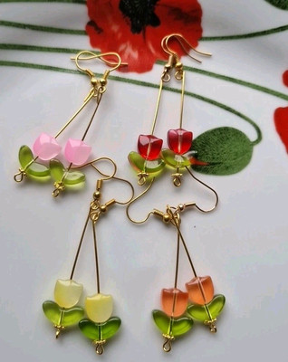 Wunderschöne 4er Set handgefertigte zierliche Tulpen Ohrhänger. 