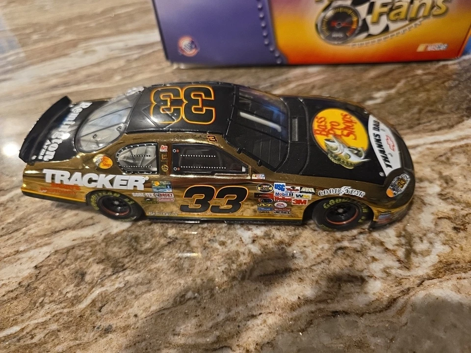 2004 Kerry Earnhardt #33 Bass Pro Shops Cor Cromada  - Imagem 2 de 4