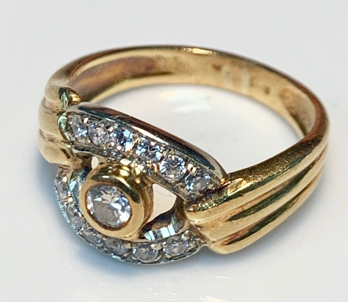Bague En Or Jaune 18 Carats Sertie De Diamants (0.75 Carat Au Total) - Poids 5.58g, Taille 57 - Occasion En Très Bon état