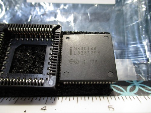 New Intel Static CMOS 68-Pin PLCC 10MHz 8-Bit Microprocessor & Socket N80C188 - Afbeelding 2 van 3