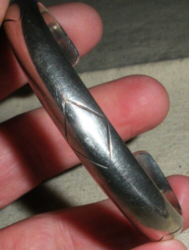 VINTAGE NAVAJO c. 1940-50s STERLING SILVER BANGLE W/ SIMPLE DESIGN BRACELET vafo - Picture 6 of 12