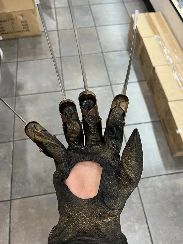 Guante afilado de metal Freddy Kruger Deluxe 1:1 completo de metal Foto 4 de 4