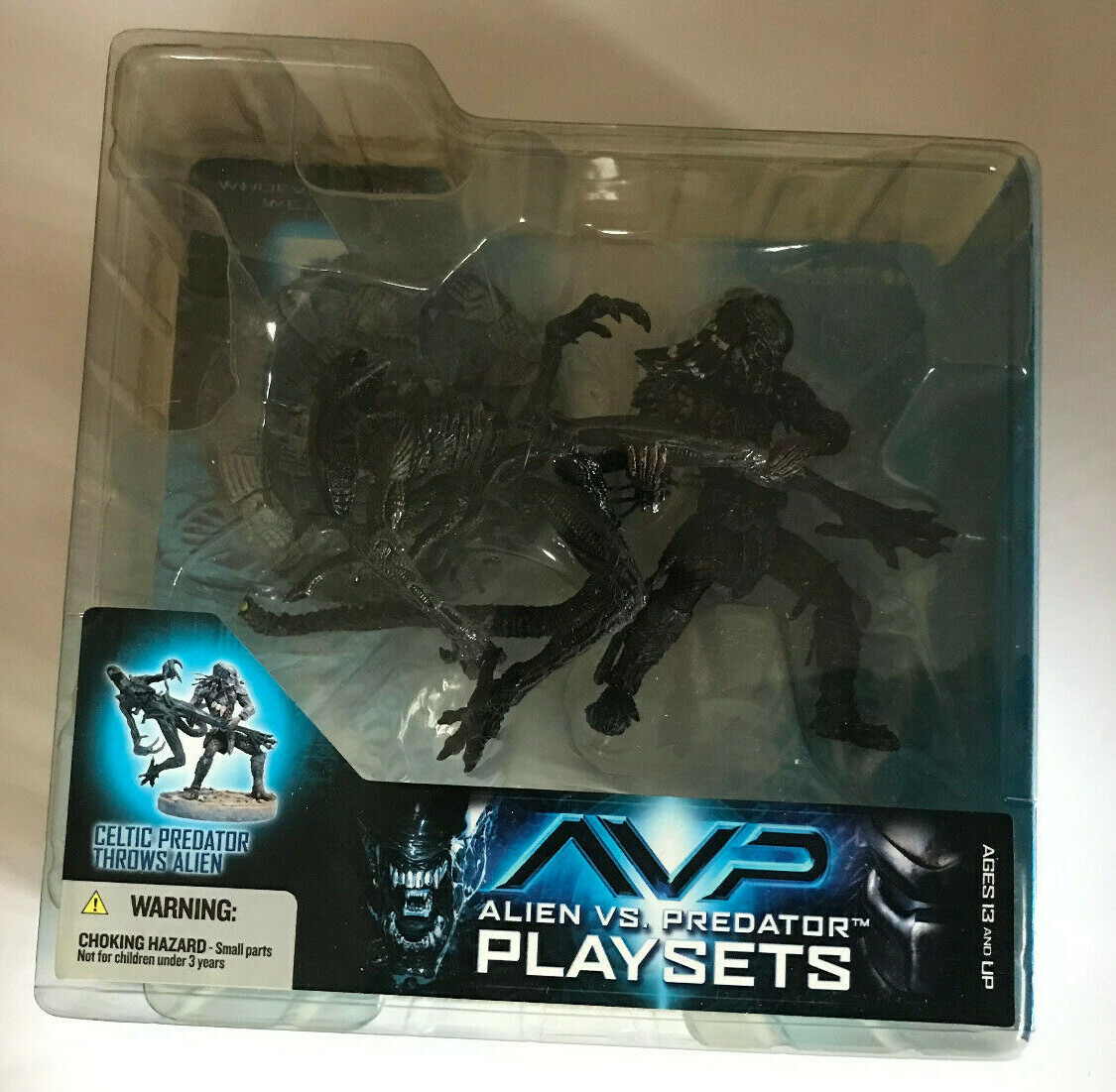 VINTAGE AVP ALIEN VS. PREDATOR MOVIE PLAYSET CELTIC PREDATOR THROW ALIEN SET NEW