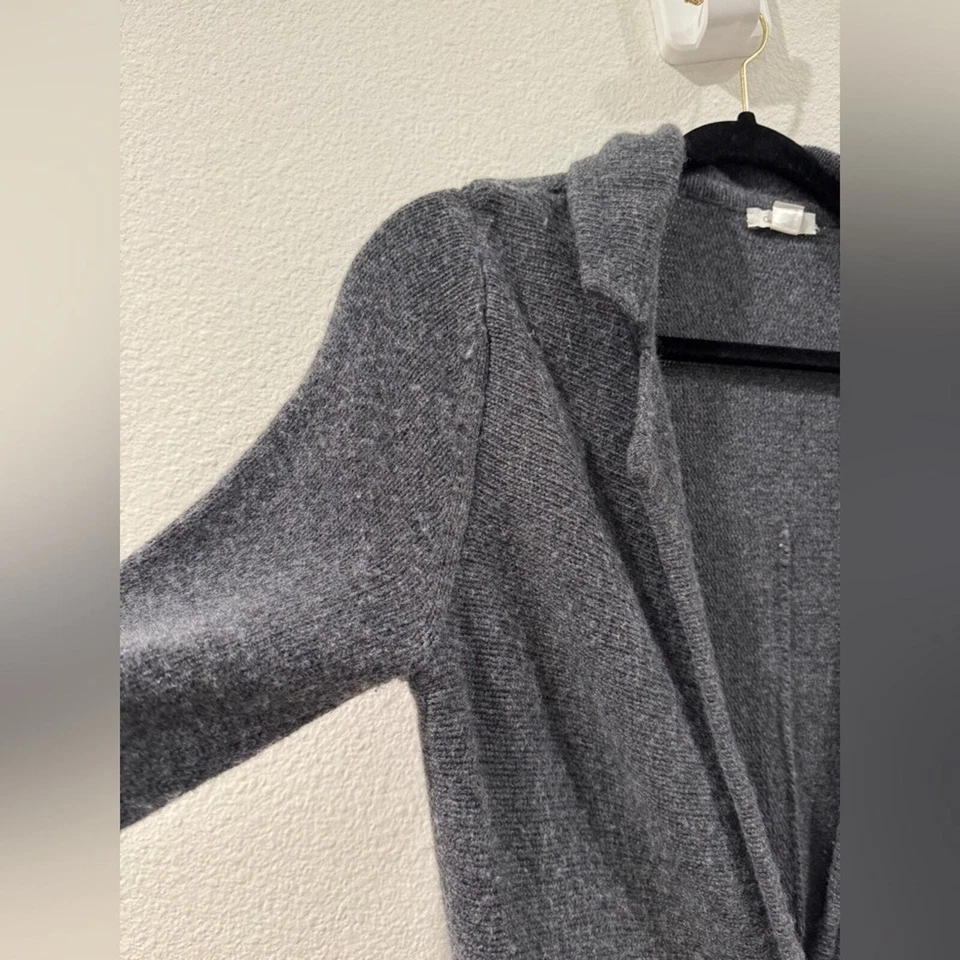 Cárdigan suéter pequeño de lana de cordero granate Hill mezcla de cachemir gris con botones delanteros Foto 3 de 4