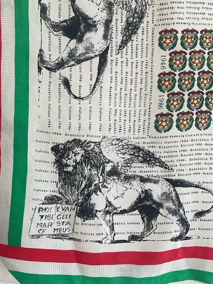 "Una HERMOSA bufanda blanca de seda con borde de bandera italiana y diseño de leones voladores 33""/35"" CE" Foto 2 de 4