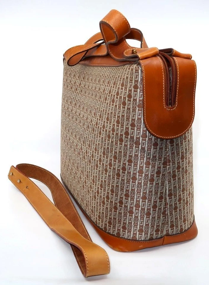 Cartera de Colección Judith Leiber Signature de Lona y Cuero, Bolso Grande, 13" x 10 1/2" Foto 4 de 4