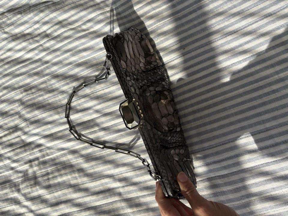 Bolso de mano Judith Leiber negro de piel de serpiente de pitón bolso sin asas con herrajes de Swarovski Foto 2 de 4