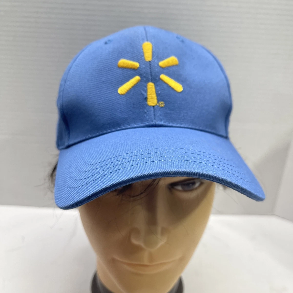 Une Casquette Noir avec une Broderie Crâne Blanc, Flamme Rouge Jaune