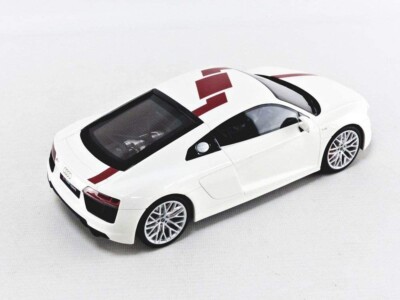 Voiture de couleur blanche et rouge - AURDI R8 RWS TBC 2018