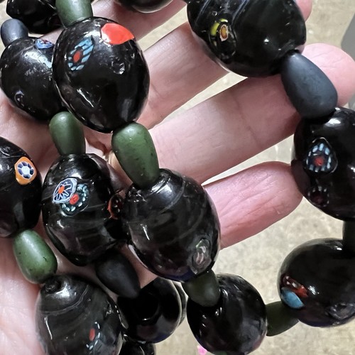 VINTAGE Chunky HEAVY VENETIAN ITALIAN ART GLASS Bead NECKLACE BLACK Tiny FLOWER - Picture 9 of 9