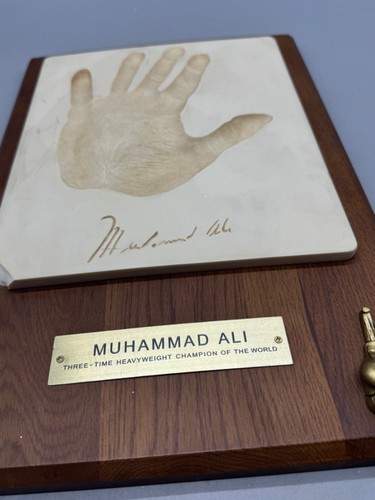Placa fundida a mano Muhammad Ali con firma y guantes de boxeo dorados 10x15" LEER - Imagen 2 de 11