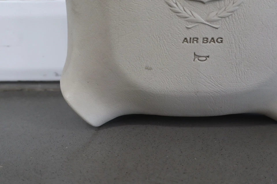 2000 Cadillac Escalade GMT400 Left LH Driver Wheel Air Bag Shale OEM - Image 4 of 4