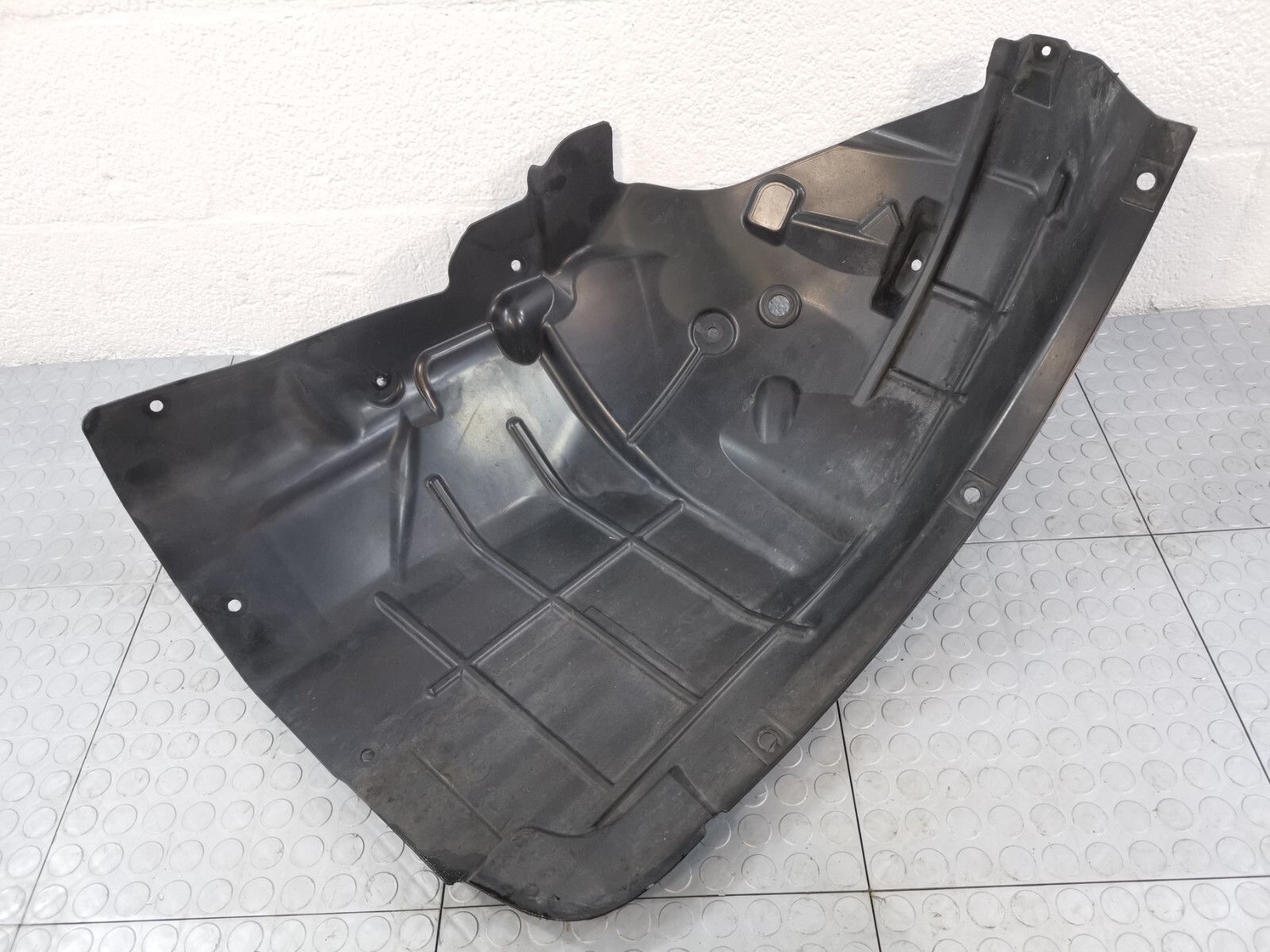 2017 - 2020 Maserati Levante FRONT LEFT FENDER SPLASH GUARD 670032466