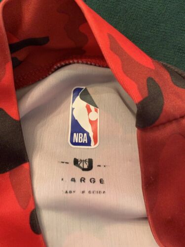 NBA Chicago Bulls Camo Body Damen Gr. Large rot schwarz Camouflage Einteiler Druckknopf - Bild 5 von 7