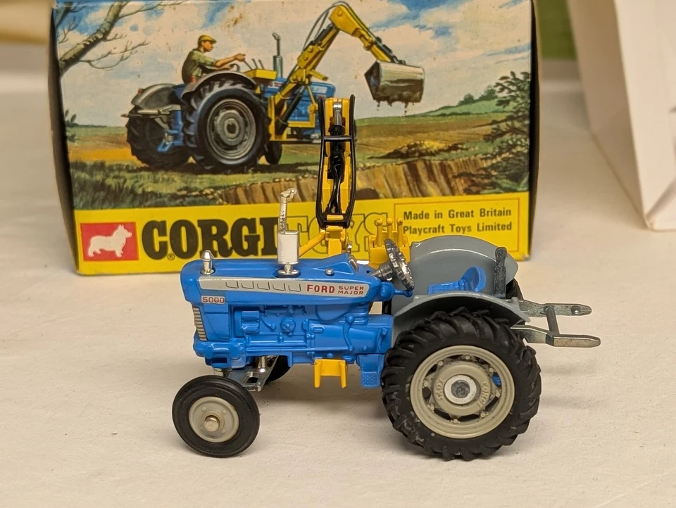 Corgi Toys 74 Ford 5000 Tractor with Hydraulic Scoop Vintage Original Modelcar - Bild 4 von 4