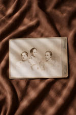 Cabinet Card - Three Young Women, Probably Sisters · Studio W. Seiler Königsfeld