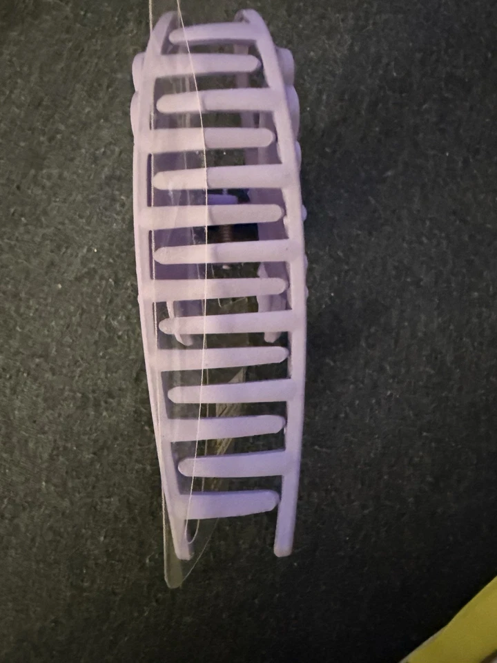 Garra de pelo de mariposa púrpura por cristal Foto 3 de 4