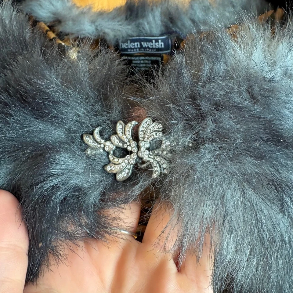 Bolero Helen galés de piel sintética encogimiento de hombros forro estampado animal cierre de estrás Italia Foto 3 de 4