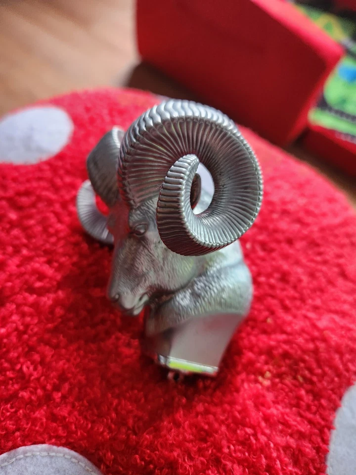 Nuevo Mopar 1981-1990 82 84 86 88 Dodge Truck Ram cargador capó adorno Foto 2 de 3