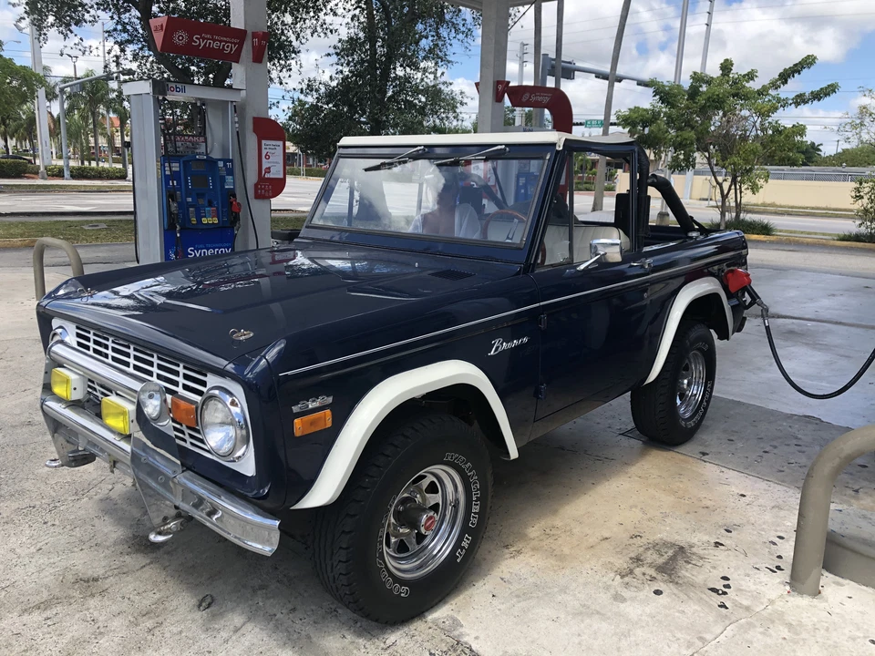Asientos Ford Bronco 1966-1977 (cuero blanco/asientos estilo banco) Foto 2 de 4
