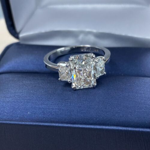 Bague de fiançailles 3 pierres 2,01 ct E-VVS2 IGI taille rayonnante diamant cultivé en laboratoire or 14 carats - Photo 2 sur 7