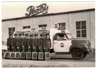 Foto AK - Werbung PesiCola - Fahrverkäufer Team Taufkirchen - München - 1963 - Bild 1 von 2