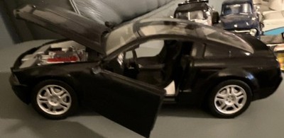MOTORMAX 1:24 Ford Mustang Black Diecast Model Car Opening Doors Hood