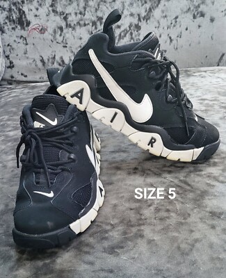 Nike Air Barrage Low UK
