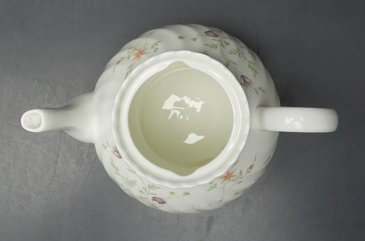 Wedgwood Campion White/Floral Swirl Scalloped Bone China 5 Cup 