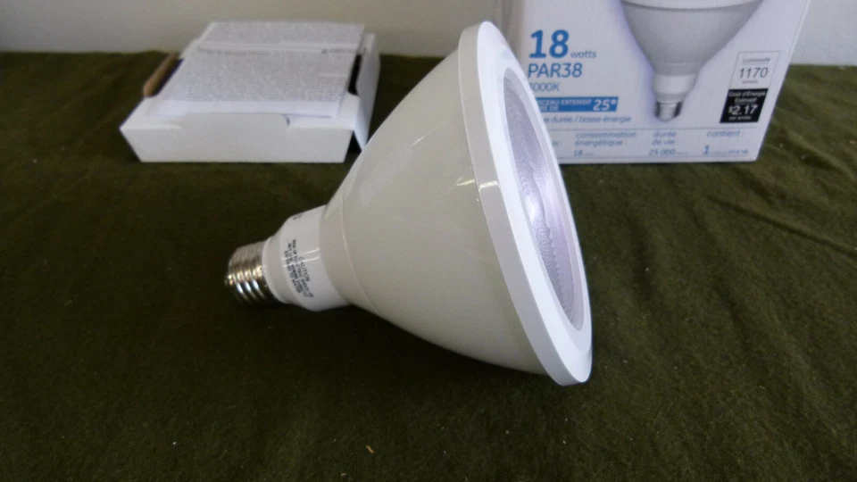 GE 31301 - Reveal LED Dimmable Flood Light Bulb LED18D38WW930/25 - Image 3 of 4