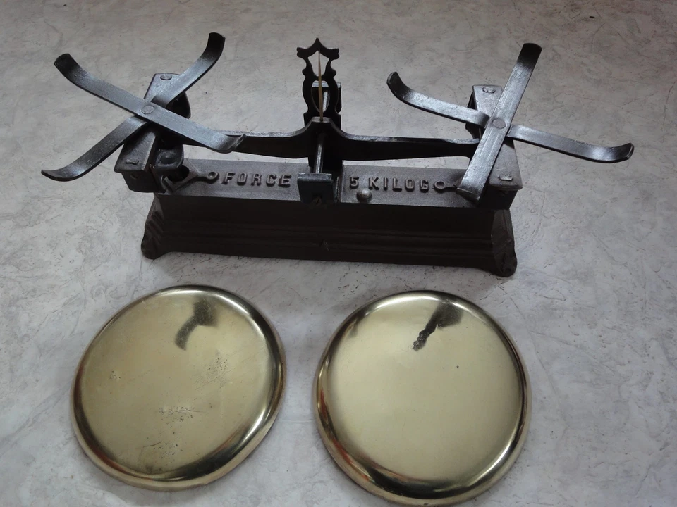 Ancienne balance force 5kg ROBERVAL rénovée avec plateaux laiton - Photo 2/4