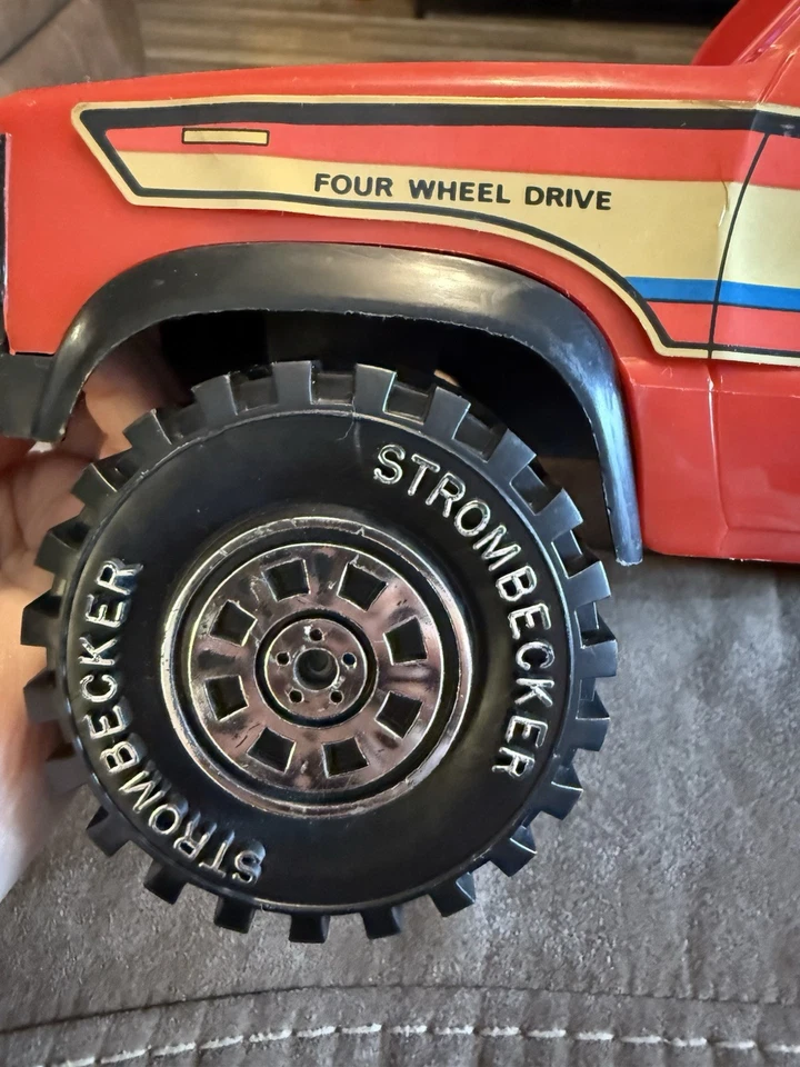 Vintage Strombecker Nissan King Kab 4x4 Pick Up Truck Made N USA Red 17" Plastic - Image 2 of 4