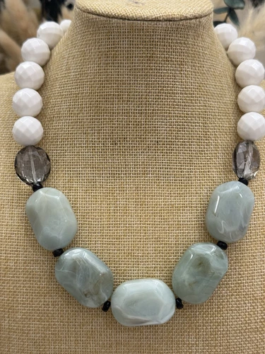 VETEMENTS Collana di perle in resina e acrilico 20 5".