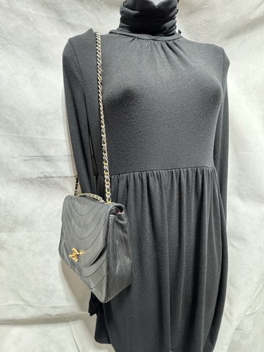 Bolso de Hombro CHANEL Vintage Media Luna Solapa Única Acolchado Piel de Cordero Cuero Negro - Imagen 23 de 23