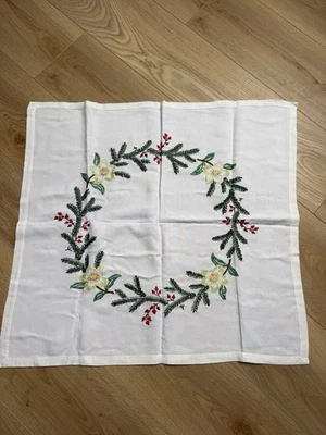 Tischdecke handgearbeitet Kranz Motiv weiß eta 65 x 72 cm - Bild 1 von 4
