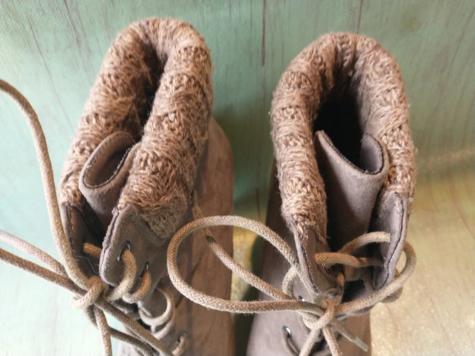 Botines Charlotte Russe de gamuza tostada con cuña para mujer talla 5,5? Foto 3 de 4