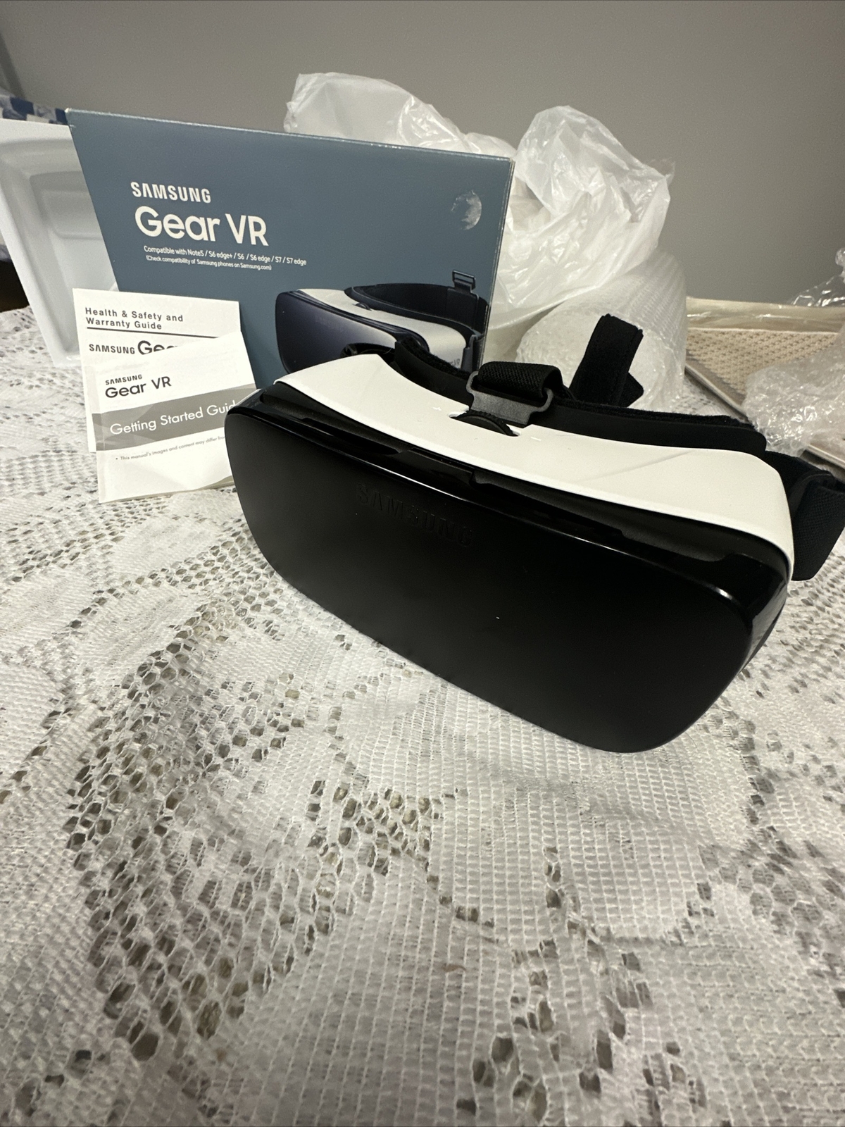 Samsung Gear SM-R322 VR Virtual Reality Headset Powered by Oculus, White