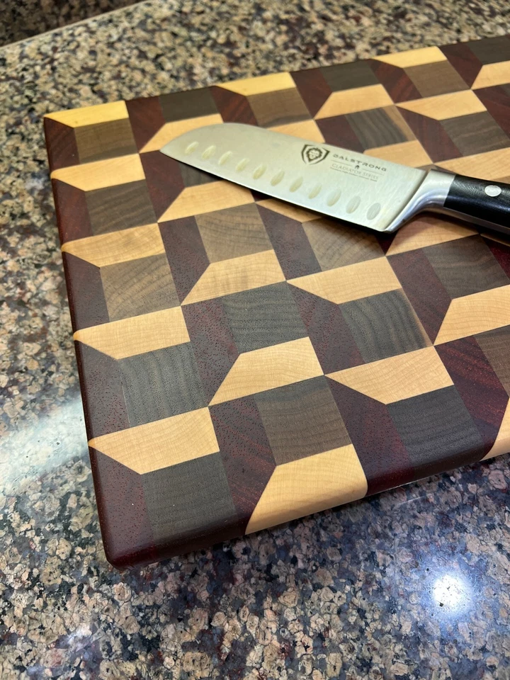 Tabla de cortar hecha a mano a cuadros 3D con soporte de bloque de tabla de cortar de grano de extremo de pies Foto 4 de 4