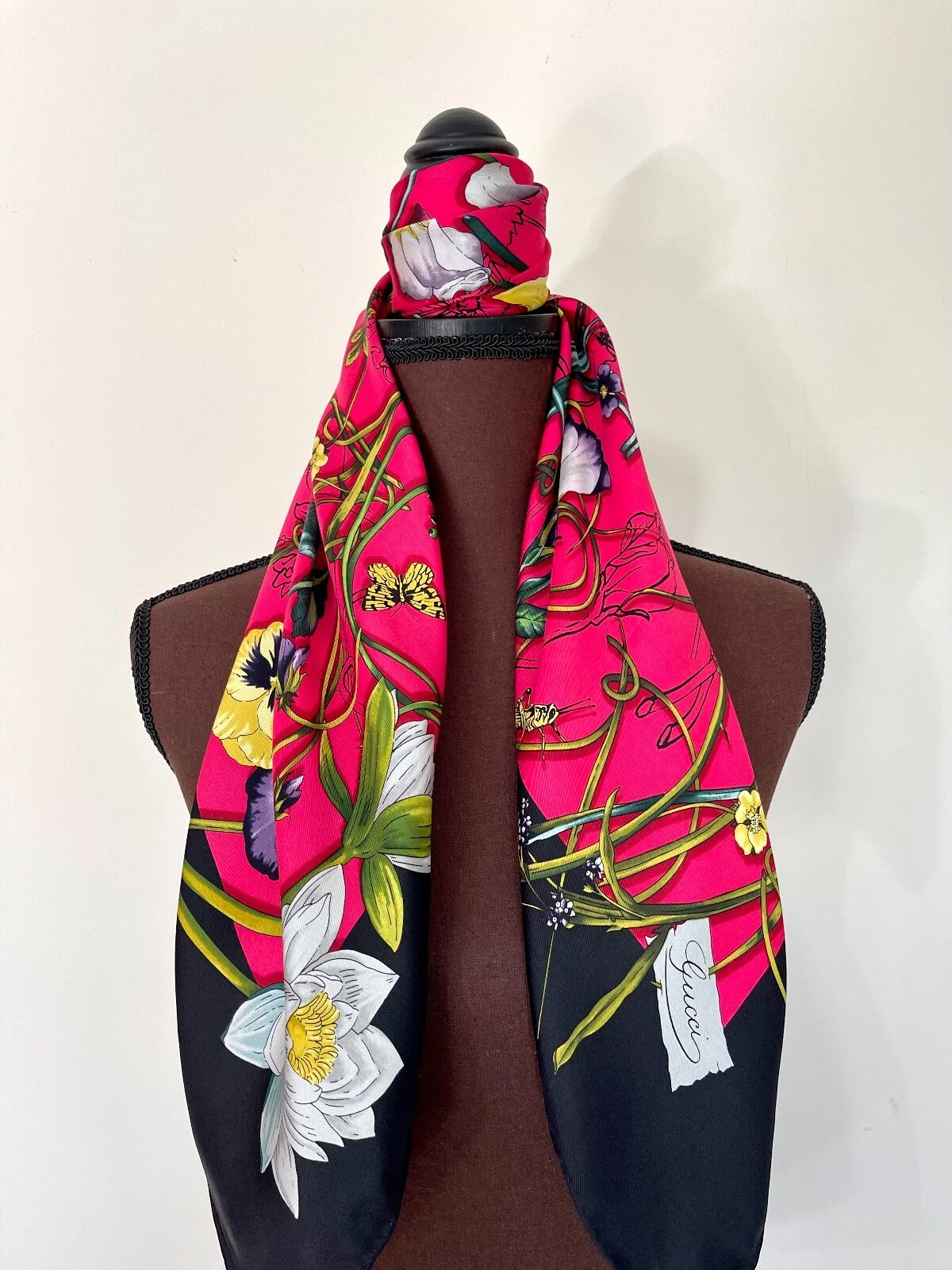 Écharpe rose multicolore imprimée en soie Gucci imprimé flore avec boîte cadeau Gucci