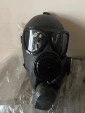 Rus Army Gas mask with corrugated hose and canvas bag 1980 VNTG item