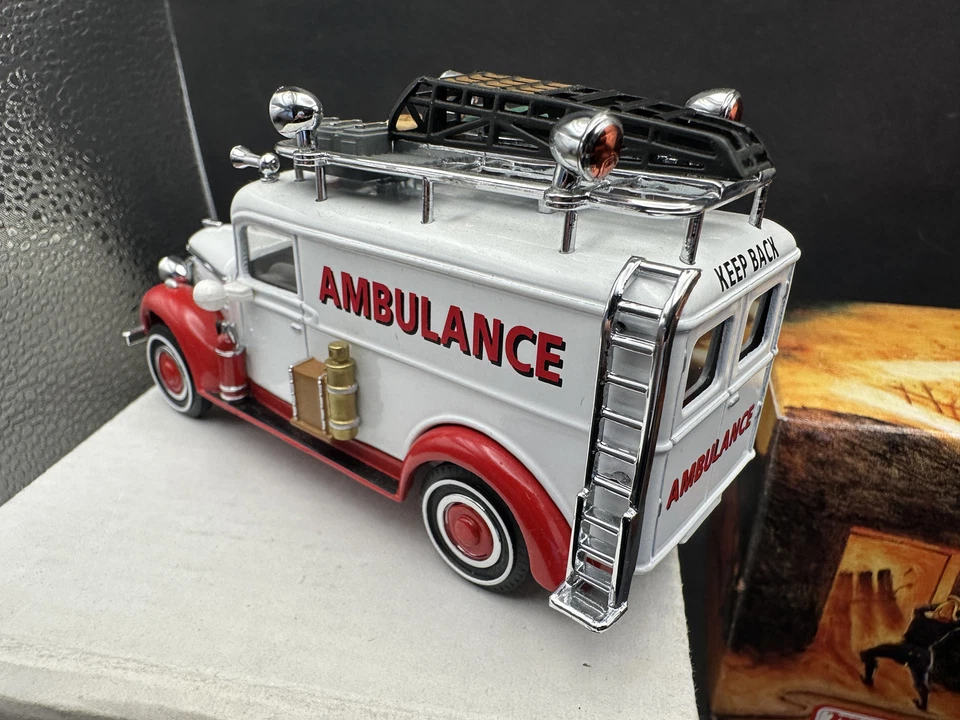 Matchbox YFE30 1937 GMC Ambulance Fire Engine Yesteryear Model Truck Rare - Image 4 of 4