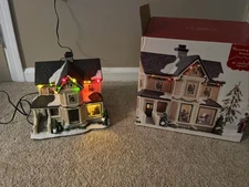 St. Nicholas Square:“Decorating The Tree” Illuminated House w/ Box/Light Adapter