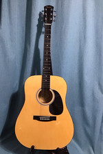 Chitarra acustica Squier Fender 093-0300-021 con custodia, accordatore, cinghia, capotaglio