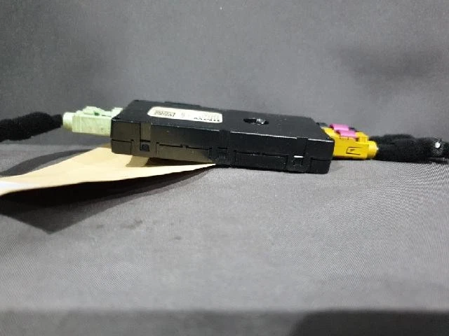 BMW 740Li xDrive 2017 antena/módulo amplificador Foto 3 de 4