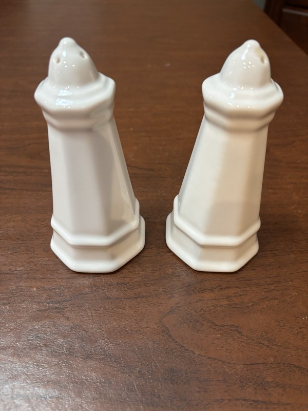 Vintage Pfaltzgraff Heritage White Salt & Pepper Shakers Set USA Farmhouse Style
